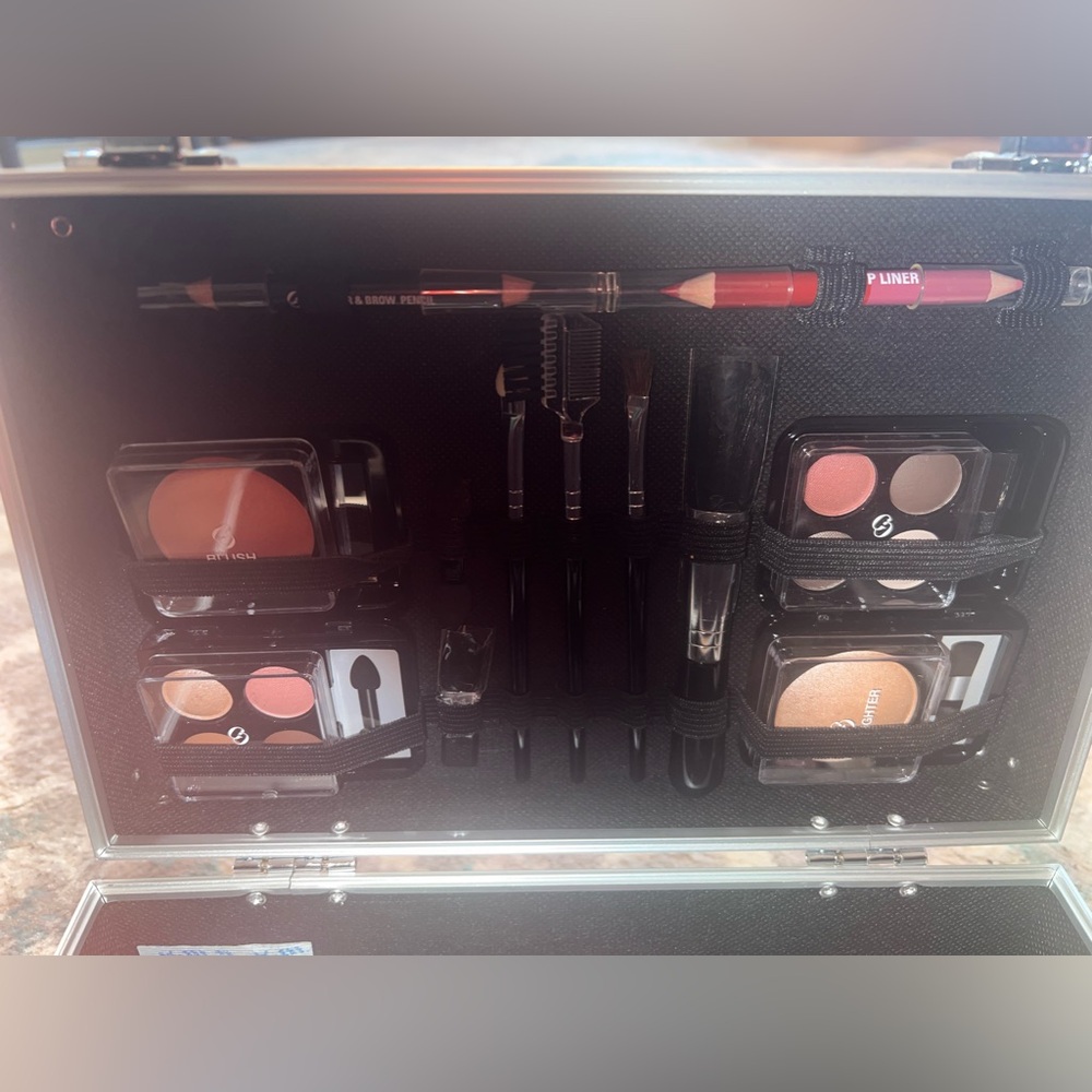 💗Makeup Case Bundle💗 - Picture 9 of 10